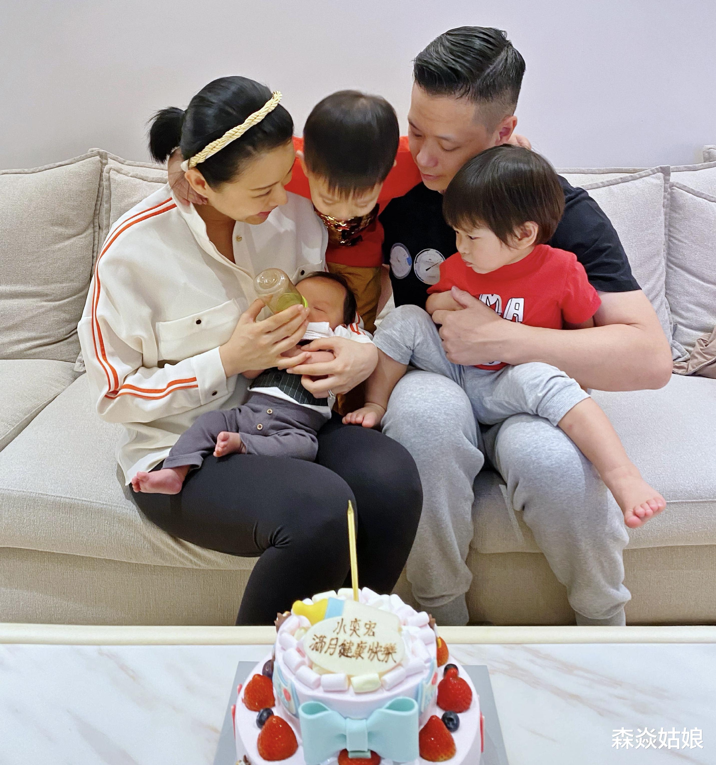 胡杏儿|李承德晒一家五口照，奕霖和老三似复制粘贴，胡杏儿带娃装扮超赞