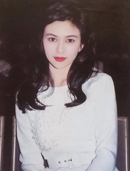 关之琳|关之琳59岁庆生照曝光，皮肤白皙紧致不显老，右手无名指钻戒吸睛