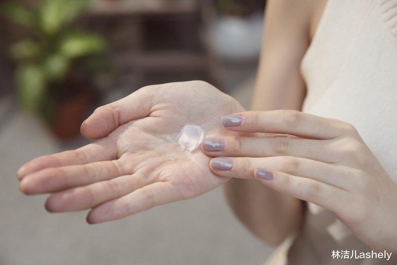 明星素颜|女明星跟普通人有壁，就连素颜也让人惊艳，景甜更是连毛孔都没有