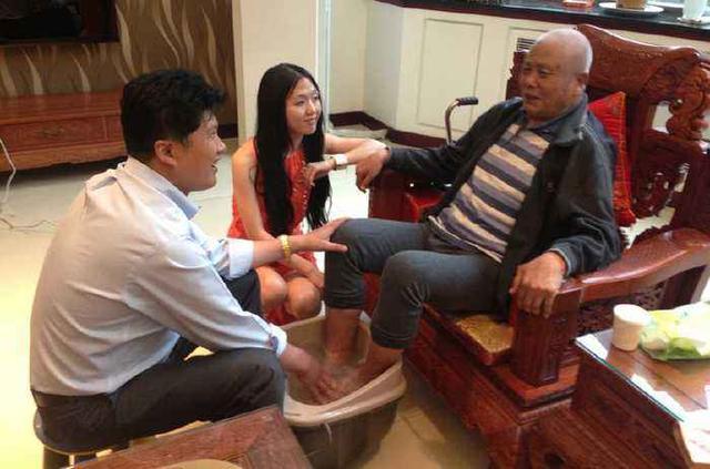 坚强之星 10岁儿子对母亲拳打脚踢,母亲被打倒,“狼崽子”怎么养成的?