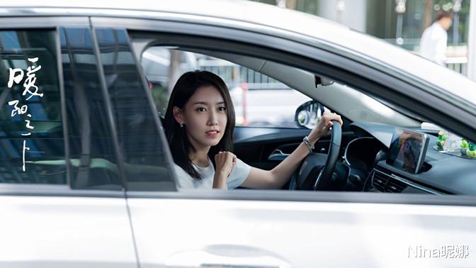 Nina昵娜 高露不火可惜了！穿花棉袄配灯笼裤低调走机场，气质不输85后小花