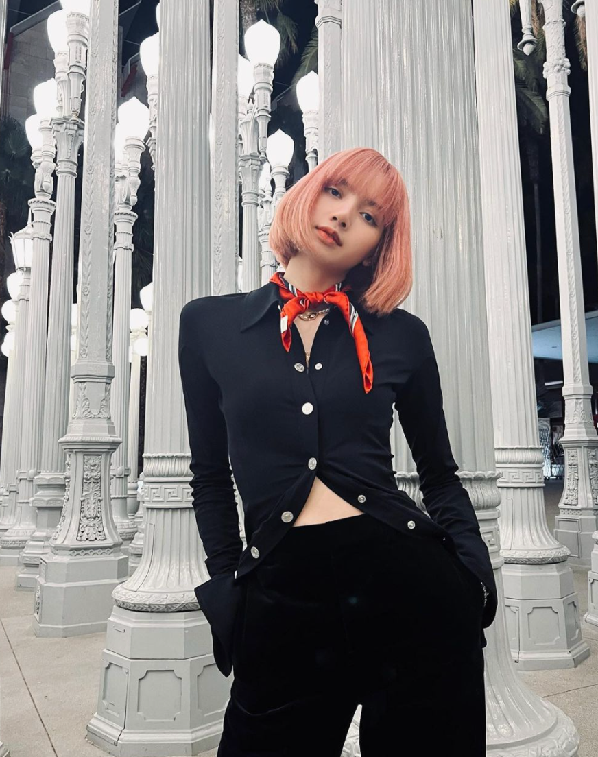 lisa Lisa宣布康复后首现身!面色红润气色极佳,室外拍照露腰间白皙皮肤