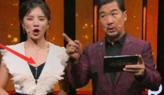 主持人|知名女主持人现场失误，少穿一件衣服，张国立硬是60分钟没转头