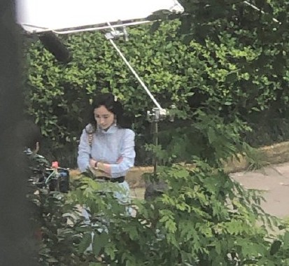 杨幂|杨幂拍戏遭围观，态度高冷惹路人“不满”，获专人撑伞换鞋排场大