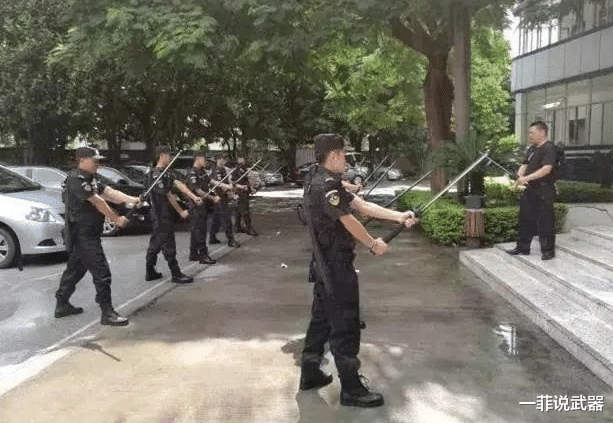 警察|当警衔遇到军衔时，谁要服从谁的命令？其实没那么复杂