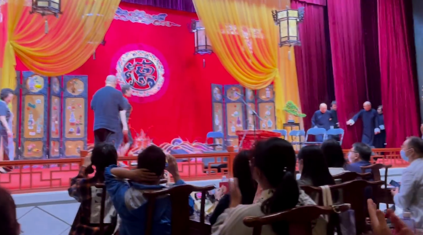 明星素颜|德云鼓曲社开业遭质疑，郭德纲现场诉苦，张云雷开场却大受好评！