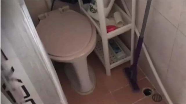 单亲妈妈带女儿在6 ㎡鸵房里生活好几年,月租5000港币,一言难尽!