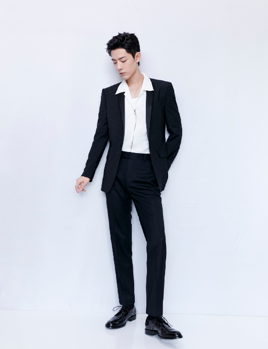 肖战|?肖战“时影体”出圈？众多品牌被曝接力发文，网友直呼：玩坏了