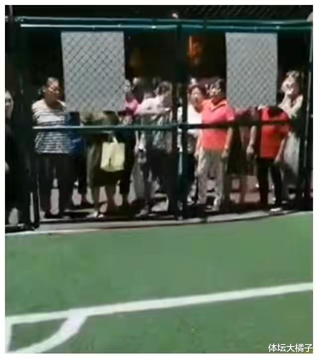 摄像头 铁锤强势出征!被铁锤破坏的足球梦,大妈再引热议,当事人已致歉