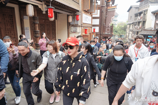 Nina昵娜|刘晓庆久违走机场,穿T恤束脚裤打扮时髦,眼角下垂暴露69岁年龄