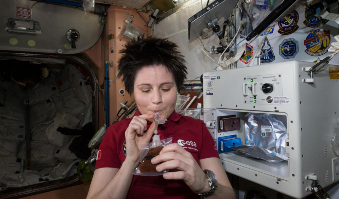 小猫咪的星座故事 宇航员在太空如何生活？女航天员又要如何保护自己的隐私呢？