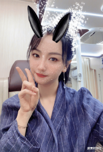 刘敏涛|减龄穿搭成中年女演员心头好？刘敏涛白衬衣牛仔裤机场露面显年轻