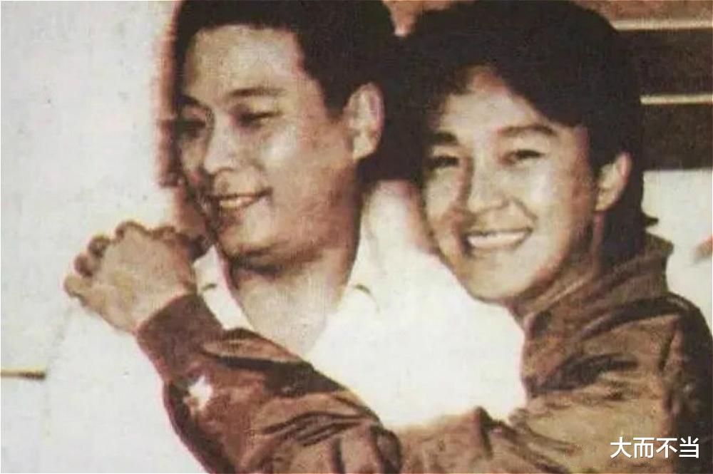 周星驰|吴孟达周星驰的13张合影：只有在达哥身边，周星驰才笑得那么开心