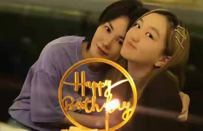 李嫣|52岁王菲生活太潇洒！穿POLO衫聚会喝酒抽烟两不误，比李嫣还活泼