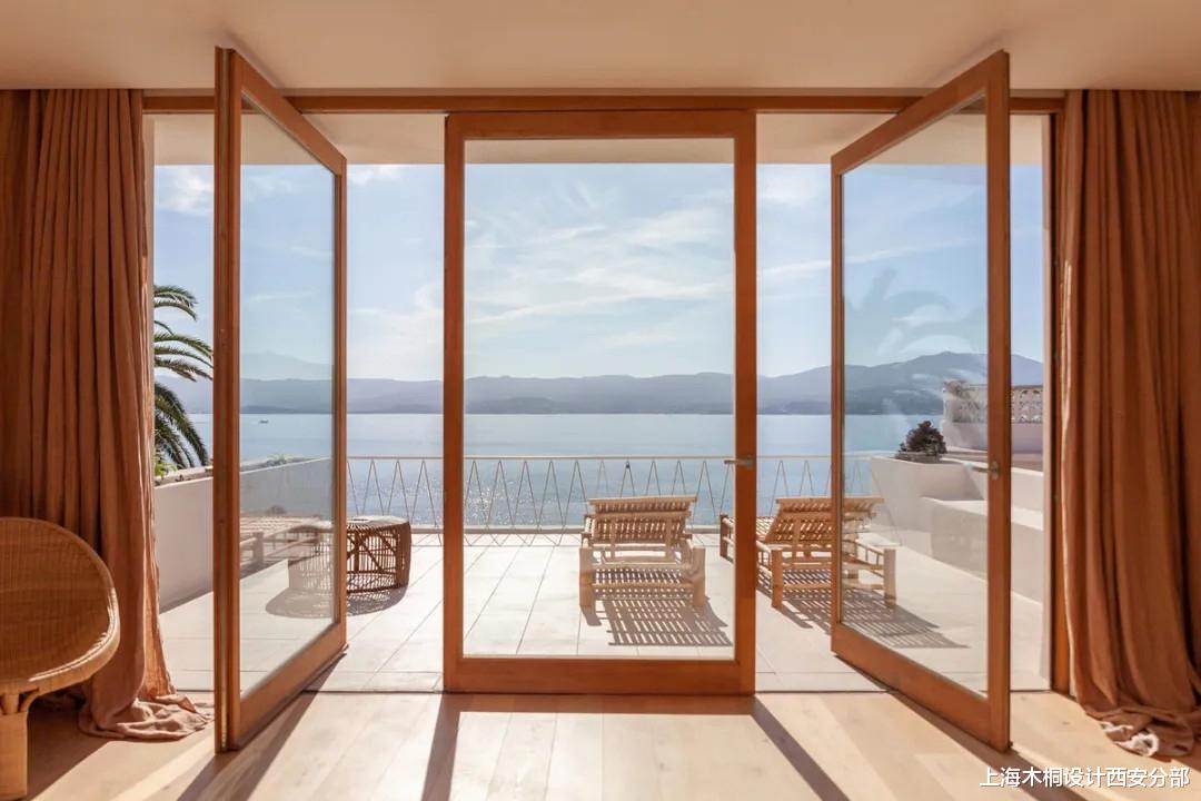 HOUSE BY THE SEA丨在海岸边的建筑里，拥抱阳光