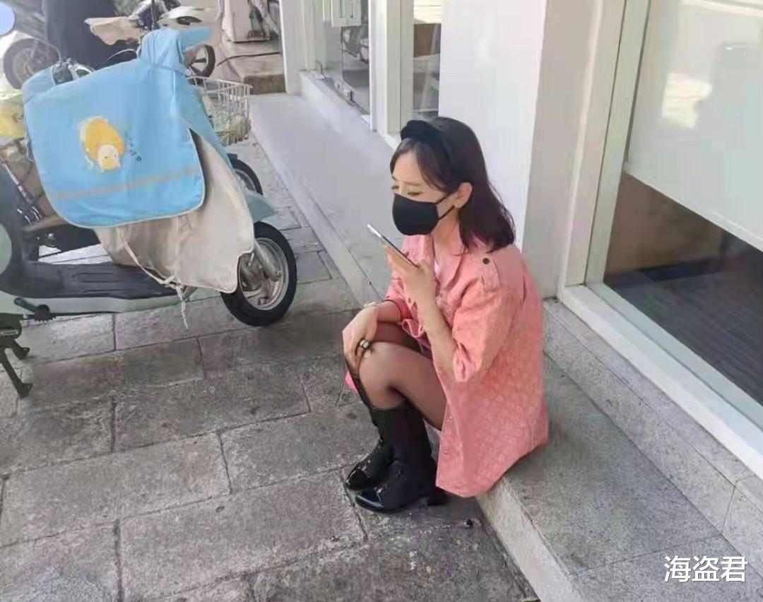 法拉利 法拉利男车主撞人后大喊别报警，车内画面辣眼，两人疑似并非情侣