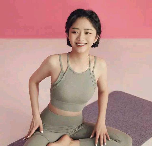 谭松韵|31岁谭松韵社交平台晒瑜伽照，麻雀虽小五脏俱全，网友：身材真好