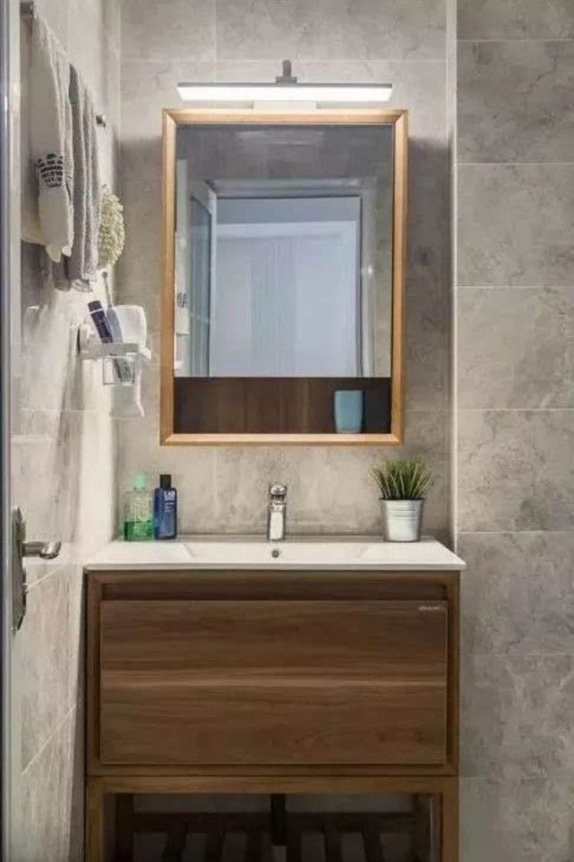 80平现代三居室,嵌入式的收纳柜,融陈列区为一体,功能多多