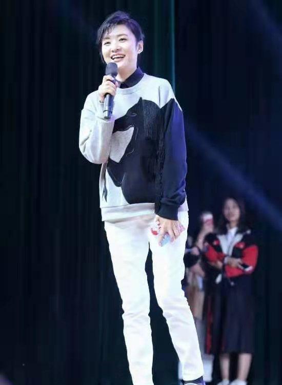 周涛|52岁周涛不愧是央视一姐，穿毛呢大衣搭黑裤，素颜上镜展示真气质