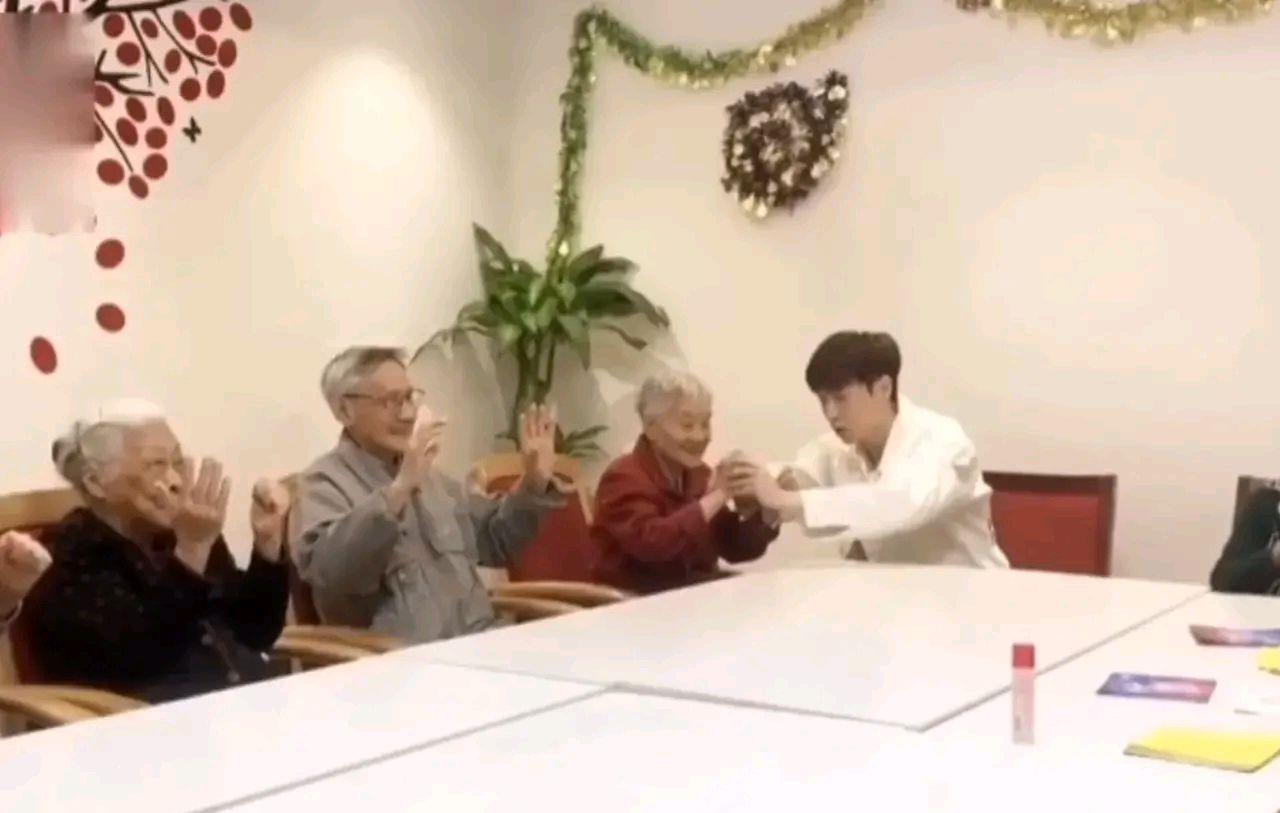 迪丽热巴|张钧甯追星成功了？张艺兴想穿越古代开粥铺？热巴总是低调做事？