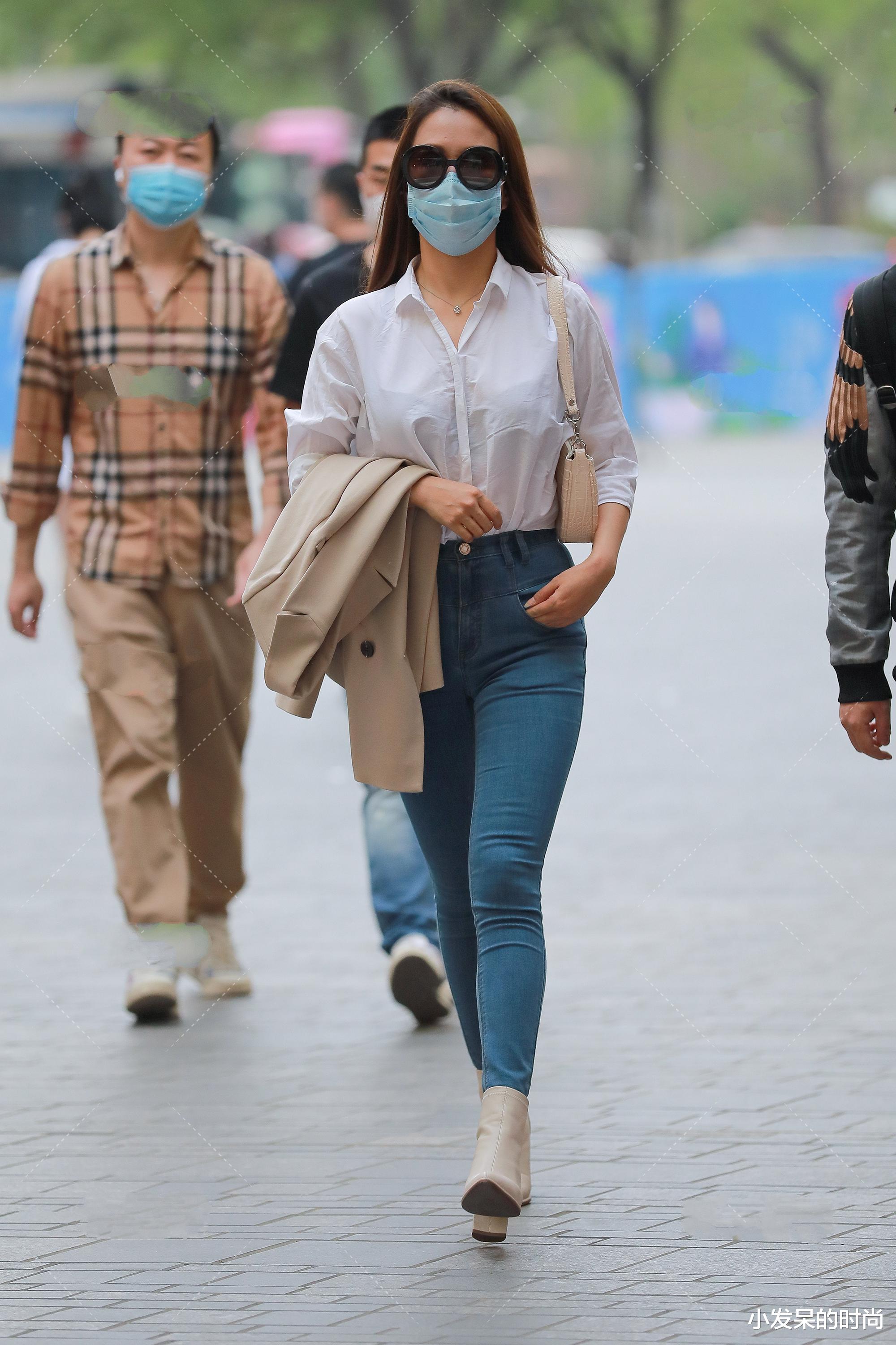 穿衣搭配|白色衬衫搭配一款黑色墨镜,职场女性的气场和气势展露无疑