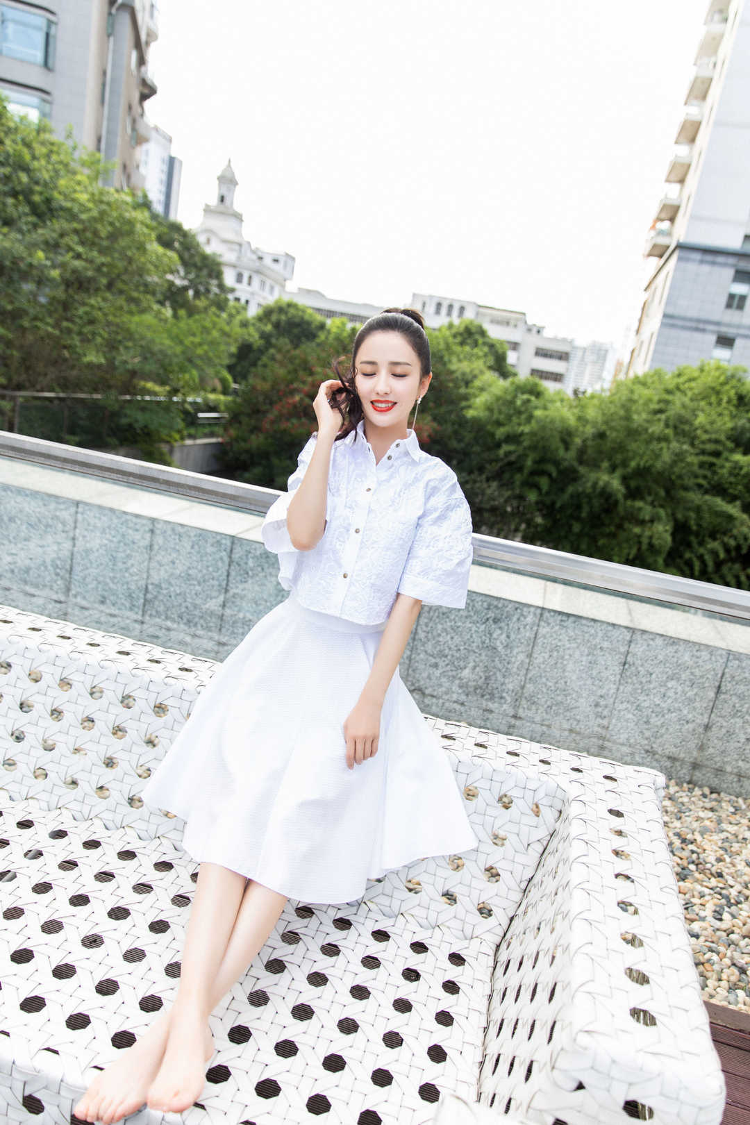 何有强|佟丽娅单身后打扮更“嫩”了，粉色卫衣配短裤休闲随性，甜美俏皮