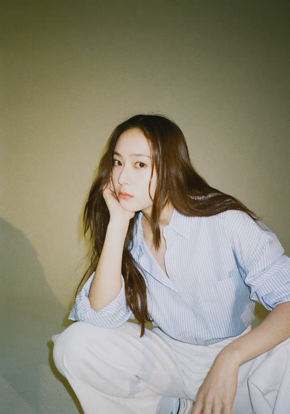 时尚课|郑秀晶美照更新,穿抹胸公主裙配拖鞋,夏天就要这么穿!