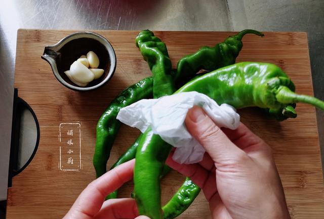 袁建明聊育儿|2菜1汤的午餐成本不超10元钱,干煸辣椒皮薄细嫩,干香入味下饭