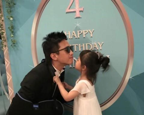 邓超|邓超晒和女儿聊天记录，引发网友共鸣，终于理解他为何退出跑男了