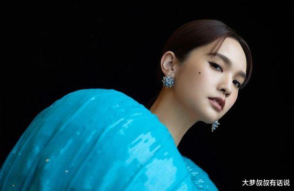 杨丞琳|杨丞琳破人妻尺度！转正面“只遮一片布”蓝色人鱼装辣爆