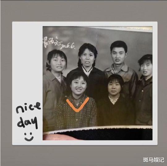 贾玲|妈妈曾和李焕英是同事,网友找出贾玲妈妈18岁时照片,令人感慨