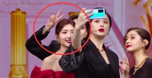 许敏|baby上《王牌》遭排挤,拍照时被挤到角落,下意识救场尽显心酸