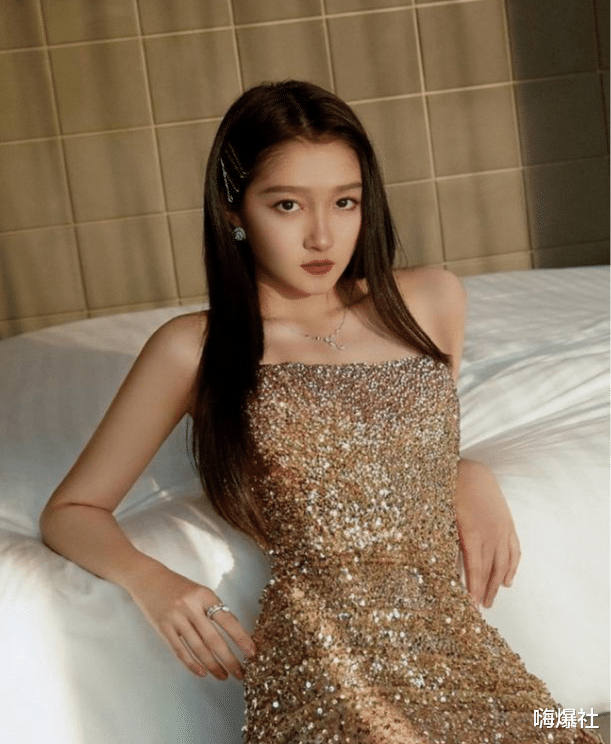 关晓彤|关晓彤走成熟路线真美，线条感让人心动，可惜眼神还不够撩人