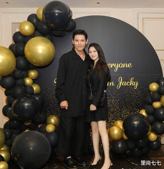 里尚七七|向佐一家内地终要团聚，向太身材暴瘦变化大，女儿正脸超像郭碧婷