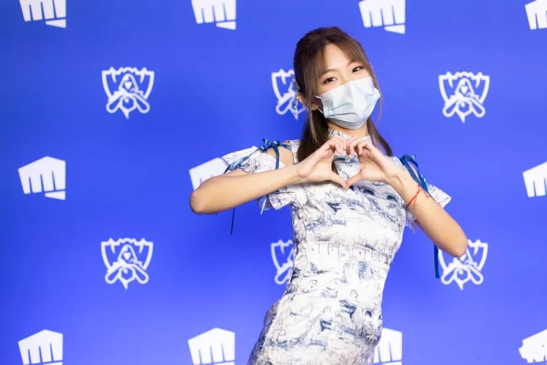 桃花时尚 EDG夺冠!这个会四国语言的翻译小姐姐,穿旗袍惊艳抢镜