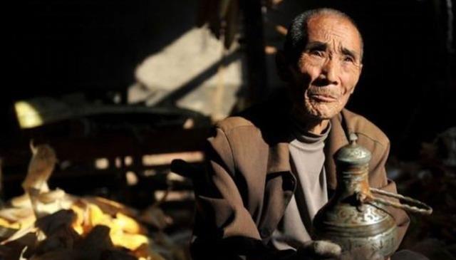 向东向西看 造假带全村“致富”，河南这位老人，造的假文物骗过了专家