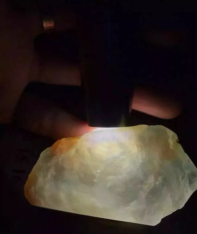 玉雕|冰红翡翠原石创作过程，这位玉雕师有一颗尊重大自然的心！