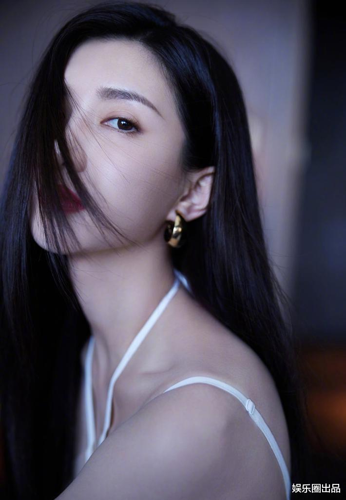 刘芸|江疏影在室内拍大片真招摇，穿衣不惧显身材，从头美到脚