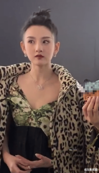 李若彤|又是红毯！李若彤“水蛇腰”，张雨绮肩颈诱人，闫妮西装配短裙