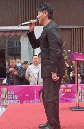 莫少聪|洪欣前男友莫少聪商演，穿衣破旧褶皱显寒酸，网友：混到这地步了