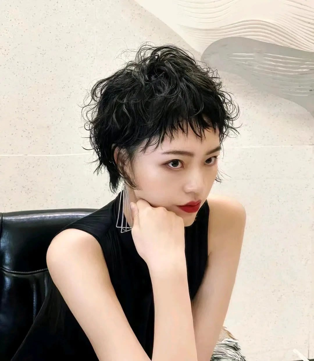 发型 你的发型不够美，烫个卷发大变样，洋气时尚颜值翻倍