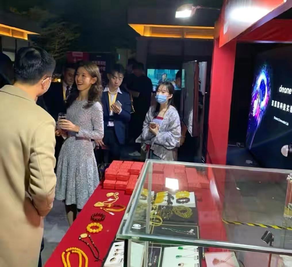 章泽天|章泽天晒素颜健身照！瘦成纸片人脸蜡黄，前似“太平公主”臀很翘，太上头