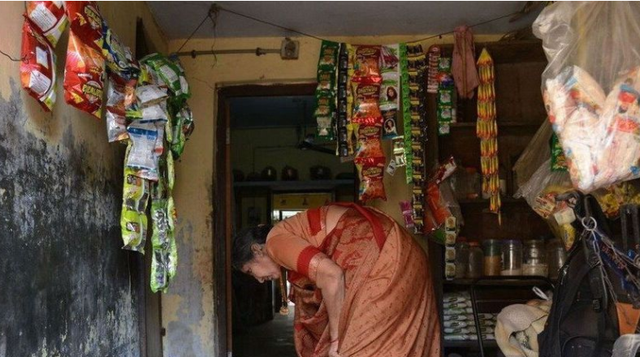 英国 印度一妇女，49年为爱守空房，退休后做饭放牛，却配12名顶级保镖