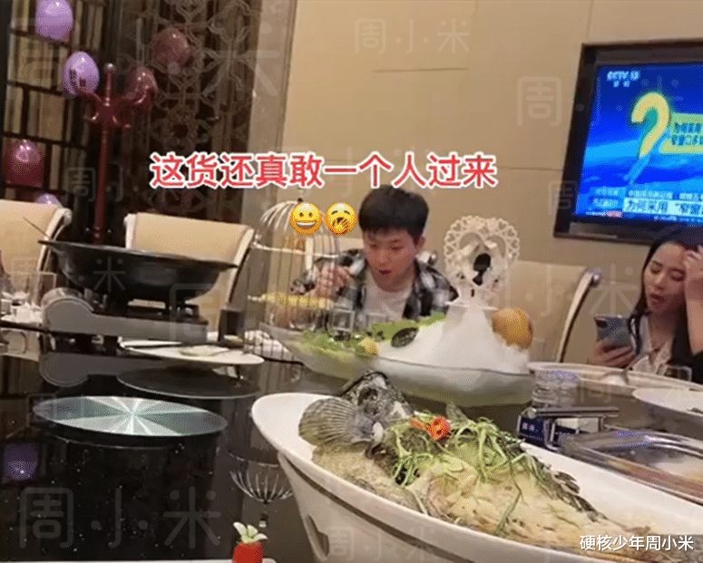 女生过生日和闺蜜聚餐,男子孤身一人前往,女生:买单的人来了