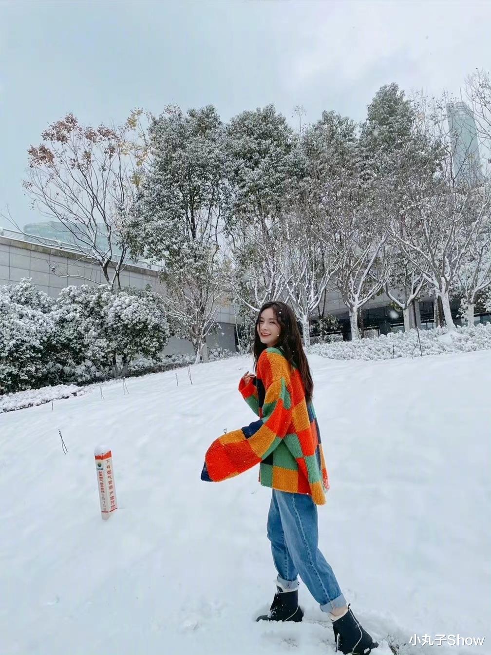 沈梦辰|沈梦辰晒出长沙初雪美照,彩色开衫打扮青春靓丽,白色背景太美好