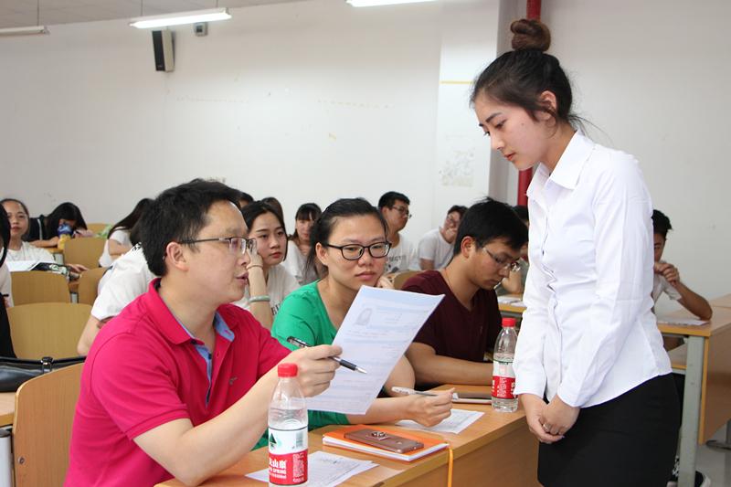 李佳琦|面试官：请你自我介绍一下。有经验的求职者是这样介绍自己的