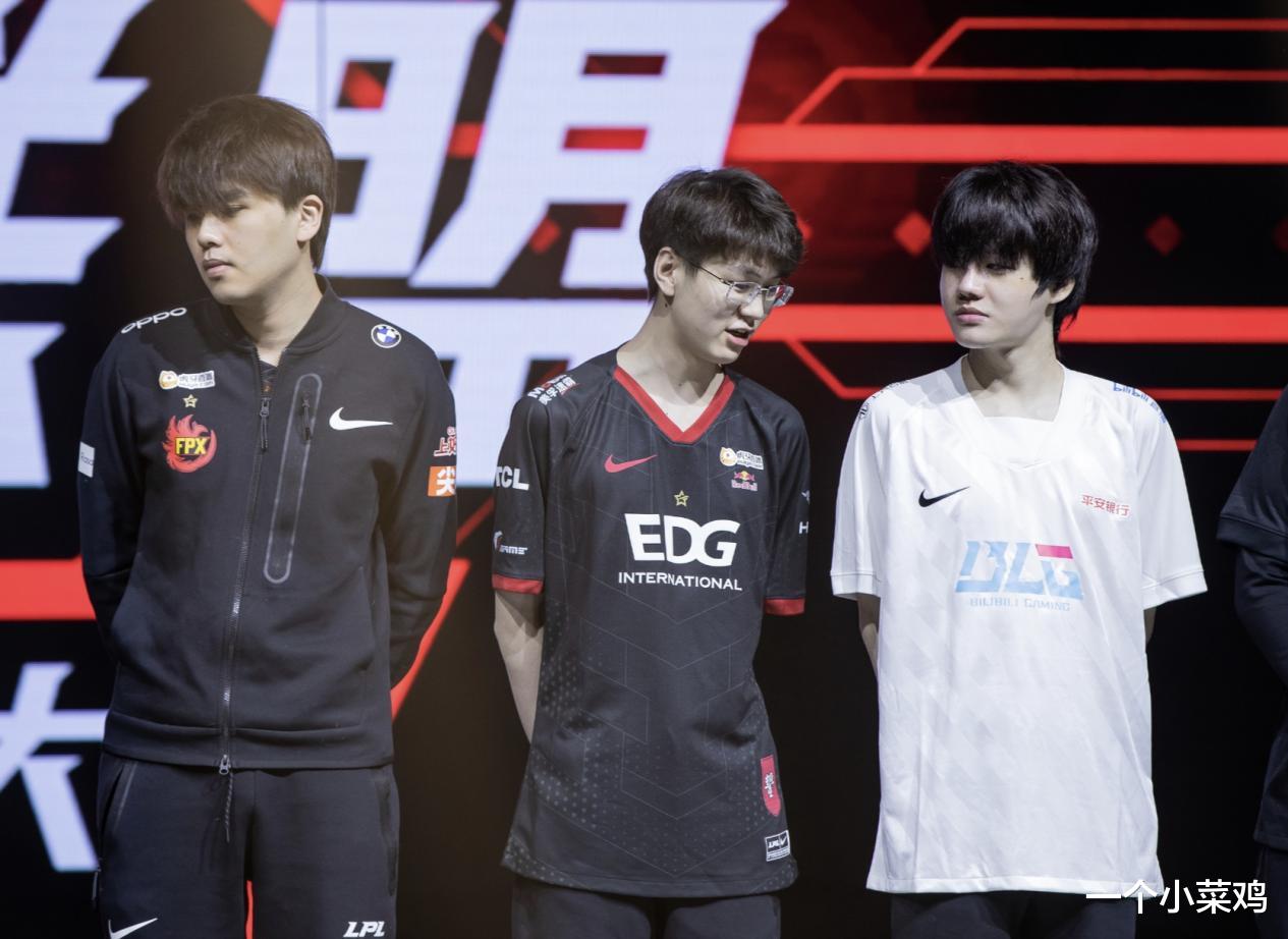 lpl|LPL选手集体被折磨，jiejie险些成“250”，GALA眼睁睁看着自己的辅助跑了