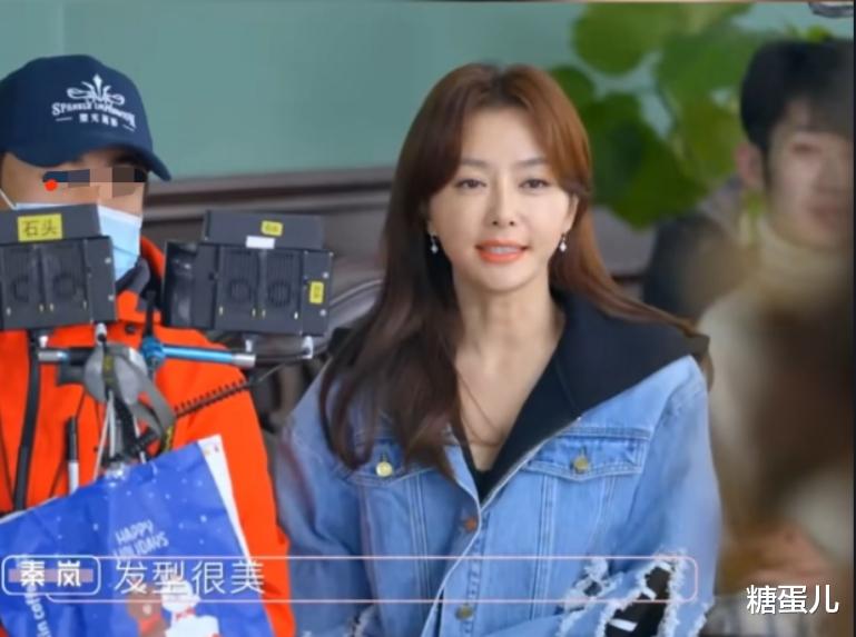 修图|网友拍秦岚的现场照，皮肤松垮凹凸不平，没修图真实脸就这样的！
