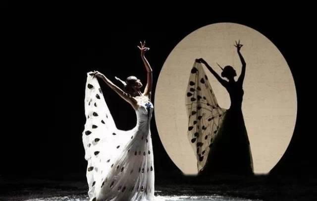 杨丽萍|杨丽萍为何十年不摘帽子？本以为是造型，结果摘下帽子后令人心疼