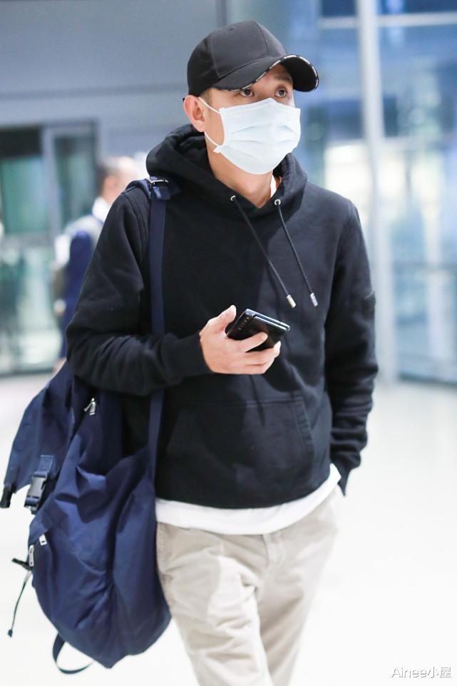 Ainee小屋 文章和女儿同框不像是父亲，穿宽大夹克配T恤，身材清瘦挺少年